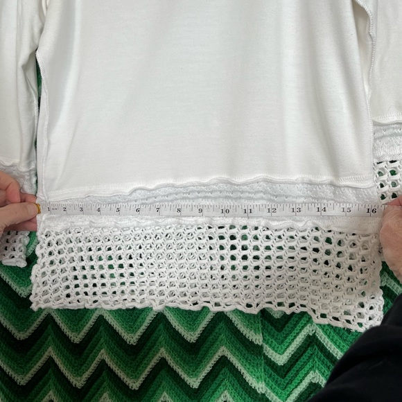 Adorable white tee that will give a little kick to jeans or whatever! - Picture 3 of 10